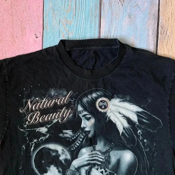 Beautiful vintage Y2K Native American woman unisex tee - Picture 5 of 7